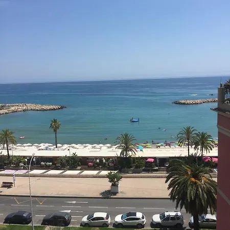 Studio La Plage Апартаменти Мантон